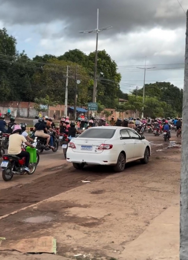 FAMILIARES E AMIGOS PRESTAM ÚLTIMAS HOMENAGENS EM ENTERRO DE ADOLESCENTE VÍTIMA DE ENVENENAMENTO EM ITZ