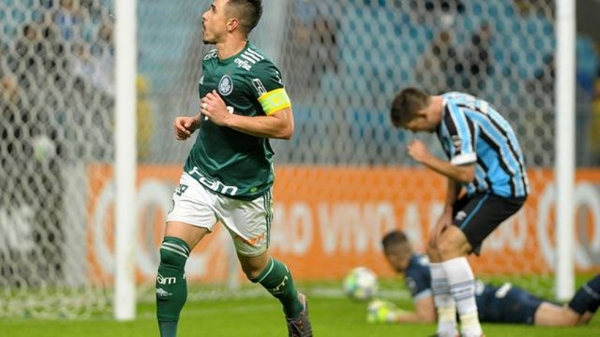 Willian brilha na Arena com dois gols, Palmeiras bate Grêmio e sobe para terceiro