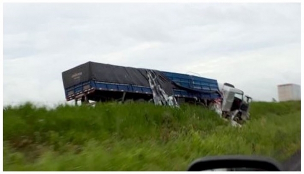 Colisão entre duas carretas deixa um morto na BR-135 no MA