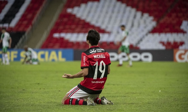 Flamengo bate Chape de virada e volta a vencer no Brasileiro