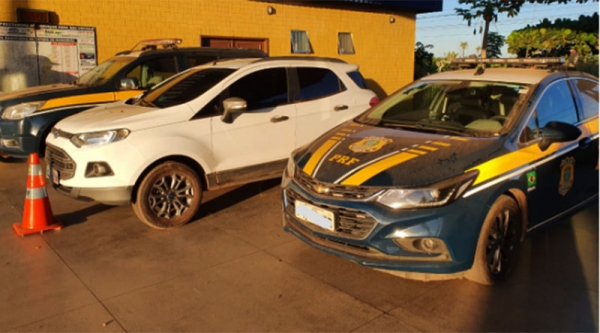 Automóvel com ocorrência de e roubo/fruto é recuperado pela PRF na BR-010