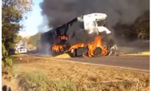 Grave acidente na BR-230 deixa duas pessoas mortas