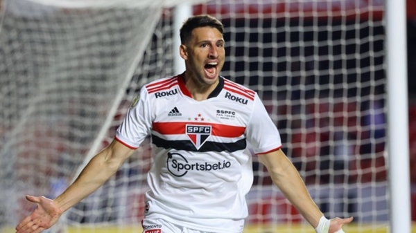 São Paulo vence Corinthians, abre distância do Z-4 e freia ascensão do rival