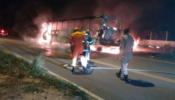 Bandidos incendeiam ônibus no Povoado Bom Jesus, em Imperatriz