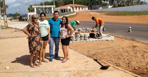 AÇAILÂNDIA – VEREADOR KELL VISITA OBRA DE PAVIMENTAÇÃO DA AV. SANTA LUZIA