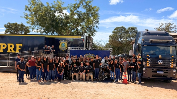 PRF LEVA CARRETA DO CINEMA RODOVIÁRIO E AÇÕES EDUCATIVAS PARA A 21ª EDIÇÃO DA AGROBALSAS