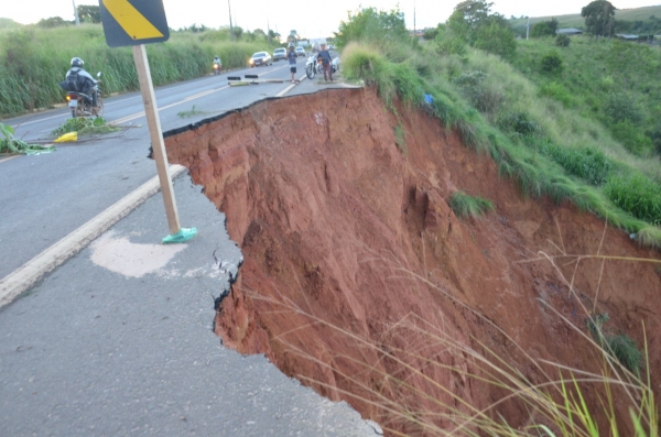 MARANHÃO - BR-222 em meia pista em dois lugares, no Maranhão