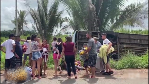 Ônibus interestadual tomba na BR-222, em Santa Inês, e deixa feridos
