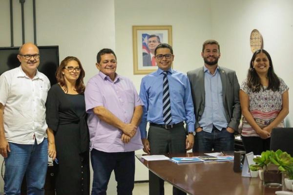 AÇAILÂNDIA - PREFEITO ALUÍSIO SILVA  SE REÚNE COM SECRETÁRIO ESTADUAL DE SAÚDE CARLOS LULA