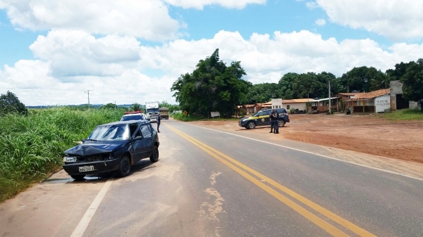 Condutor embriagado faz ultrapassagem em local proibido e colide na traseira de caminhão