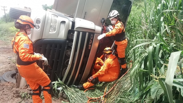 Carreta carregada de gás tomba no acesso da BR-135/MA, no Itaqui