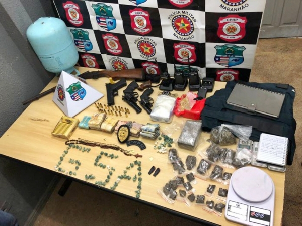 Polícia apreende grande quantidade de drogas, armas e outros objetos do tráfico