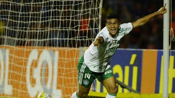 Palmeiras volta a vencer fora, bate o Sport e reabre vantagem na liderança