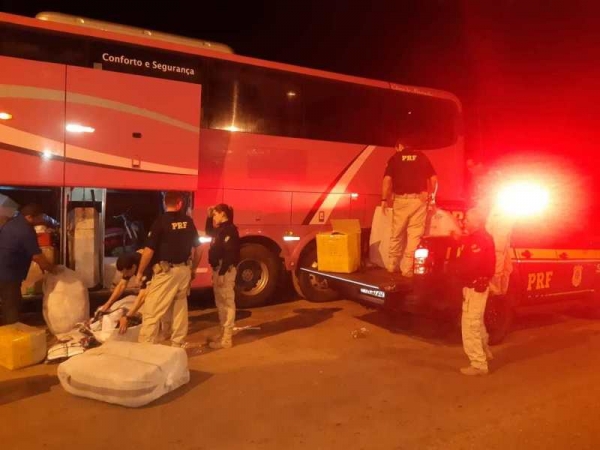 AÇAILÂNDIA - PRF flagra ônibus com contrabando na BR-222