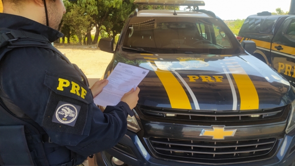 MOTORISTA COM MANDADO DE PRISÃO EM ABERTO POR ASSOCIAÇÃO CRIMINOSA E ESTELIONATO É DETIDO PELA PRF EM AÇAILÂNDIA (MA)