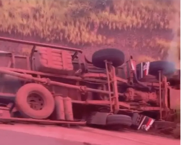 Carreta carregada de madeira vira e tem carga saqueada na BR-222 em Buriticupu