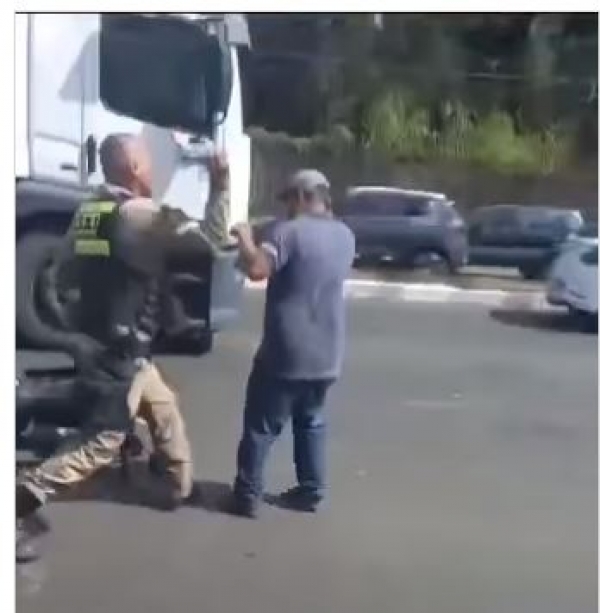 AGENTE DE TRÂNSITO TROCA AGRESSÕES FÍSICAS COM MOTOCICLISTA APÓS ACIDENTE EM SÃO LUÍS