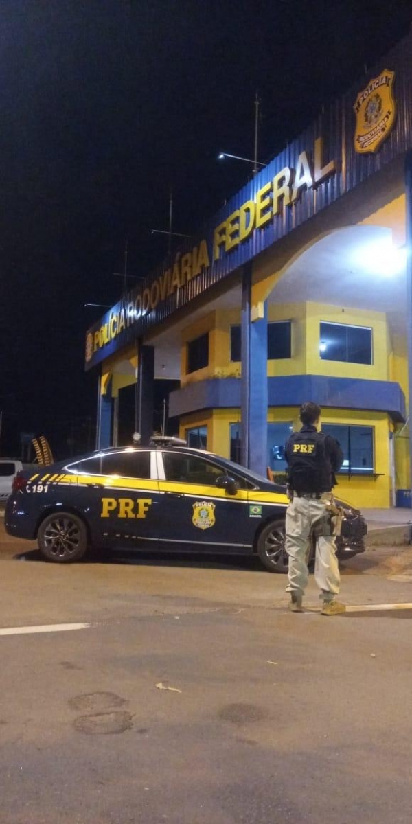 Após receber voz de prisão, homem entra em luta corporal com PRF's e empreende fuga à pé pela BR-135