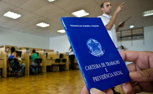 Temer assina MP que reduz para 60 anos idade mínima para saque do PIS/Pasep