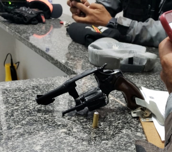 AÇAILÂNDIA – Policia Militar prende dupla com arma de fogo após assalto