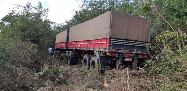 MARANHÃO - Carreta perde o controle e sai da pista na BR-135
