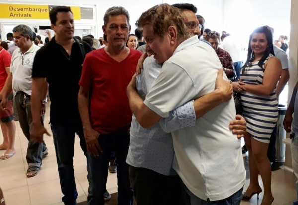 Prefeito de Açailândia Juscelino Oliveira é recebido em clima de festa após cirurgia em São Paulo.