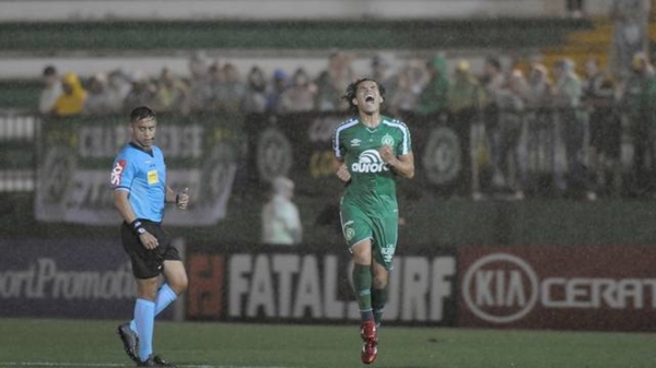 Chapecoense abre 2 a 0, mas Goiás reage e iguala em Santa Catarina