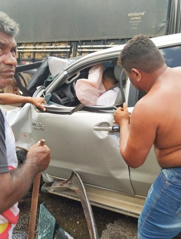 Colisão frontal na BR-135 deixa condutor de caminhonete em estado gravíssimo