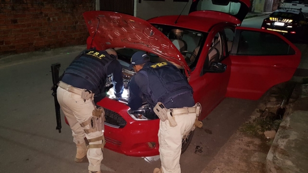 PRF apreende automóvel com ocorrência de roubo ou furto