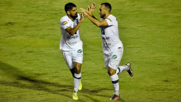 América-MG vira sobre o Figueirense e cola na líder Chapecoense