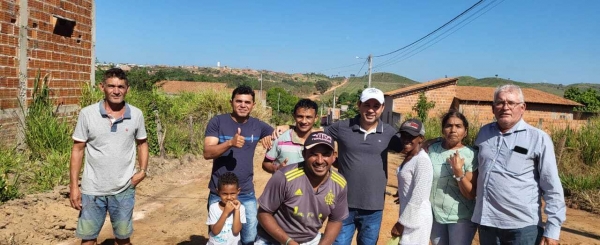 AÇAILÂNDIA – VEREADOR KELL REALIZA VISITA E ACOMPANHA LIMPEZA DE RUA E AMPLIAÇÃO DO FORNECIMENTO DE ÁGUA NA VILA FLAVIO DINO.