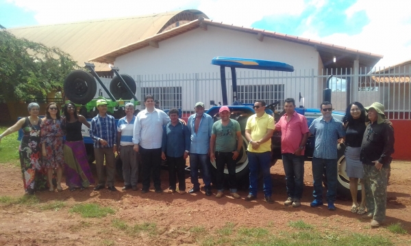Prefeitura vistoria reforma e ampliação de escola no Assentamento João do Vale e entrega trator e equipamentos agrícolas