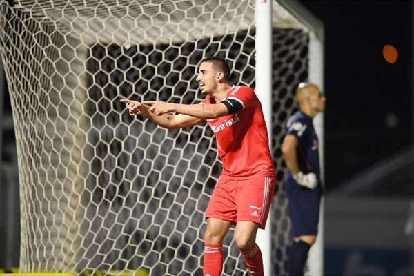 Inter vence o Bragantino com dois gols de Galhardo e se aproxima do líder Atlético-MG