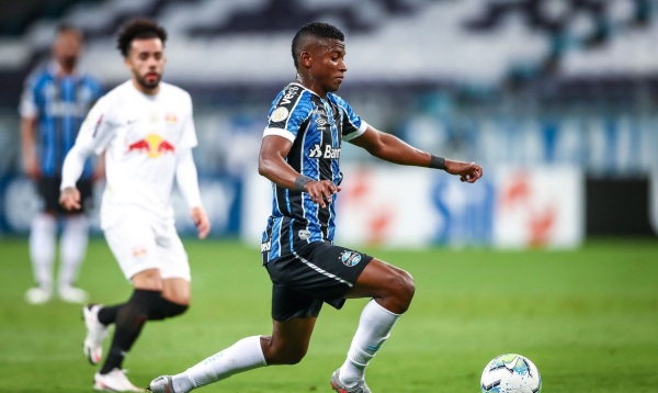 Grêmio amplia série invicta no Brasileiro e devolve Bragantino ao Z-4