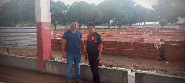 Feliberg Melo visita obra de construção da praça e reforma da quadra esportiva do Assentamento Califórnia 