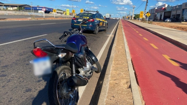 MOTOCICLISTA É DETIDO PELA PRF APÓS SER FLAGRADO 