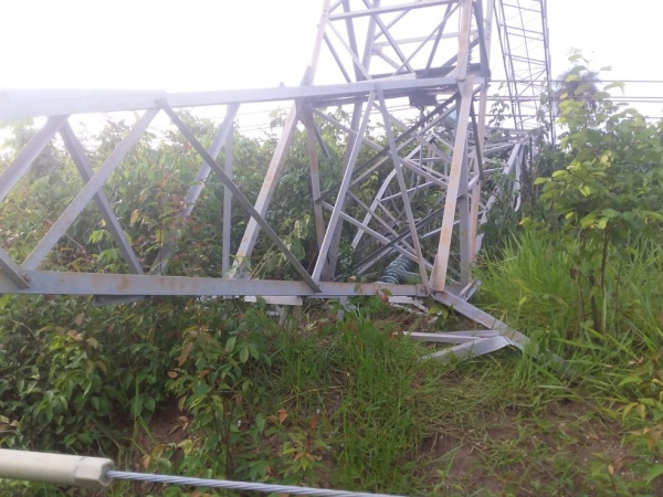 Índios Guajajaras derrubam torre de eletricidade no Maranhão