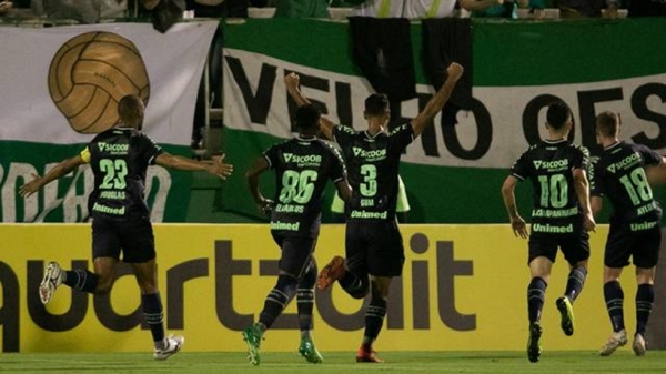 Chapecoense vence Corinthians em casa e abre vantagem na Copa do Brasil