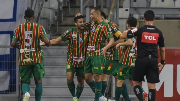 Sampaio Corrêa vence no Mineirão, sai do Z-4 e complica ainda mais o Cruzeiro