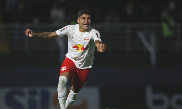 Mesmo com um a menos, Bragantino supera Atlético-GO