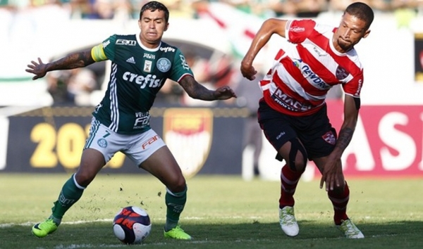 Palmeiras goleia Linense, mas perde Moisés, que volta às pressas a SP