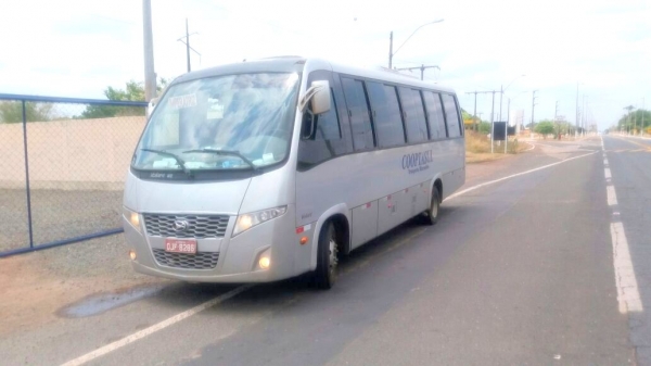 Motorista de micro-ônibus é flagrado dirigindo sob efeito de álcool na BR 010