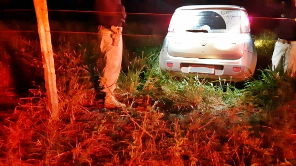 Condutor em veículo roubado desobedece ordem de parada, troca tiros com PRF's e foge em matagal