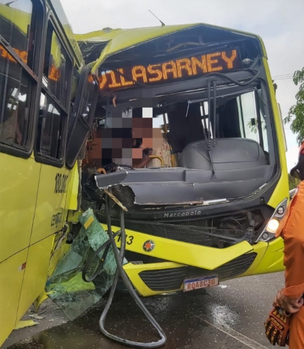 Colisão entre dois ônibus do transporte coletivo e dois carros de passeio deixa 29 pessoas feridas em São Luís