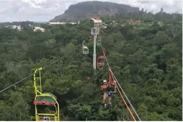 Turistas são resgatados de teleférico, após pane no equipamento, no MA
