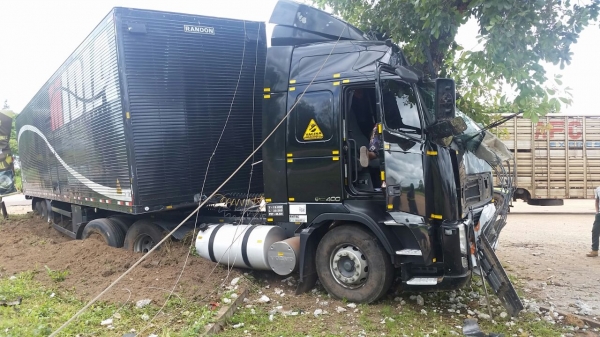 Acidente envolvendo uma carreta e uma motocicleta na BR 010 deixa duas pessoas feridas