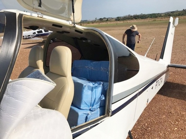 Dois brasileiros e boliviano são presos em aeroporto de MT com 240 kg de cocaína em avião