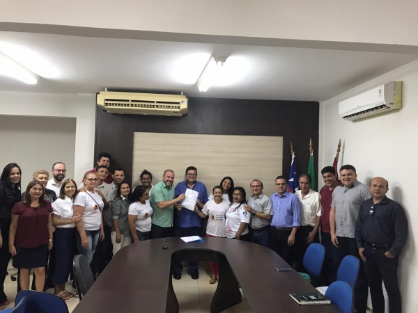 Prefeito e AME assinam termo de cessão e uso de área que beneficiará a Associação