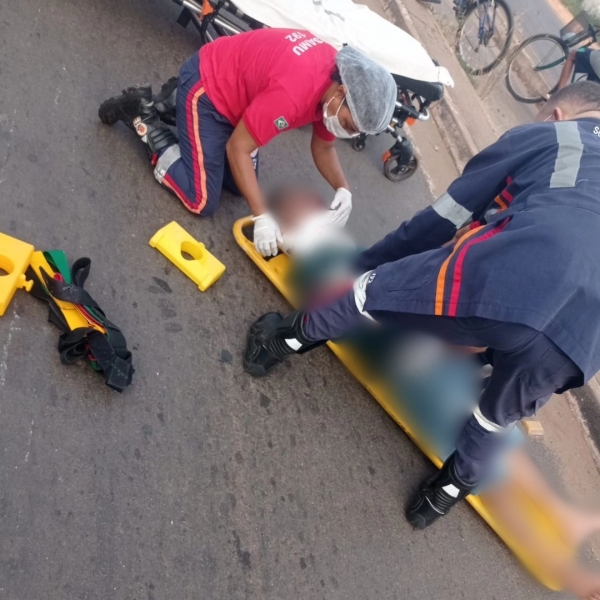 MOTOCICLISTA FICA FERIDO APÓS CAIR DE QUEBRA-MOLAS NA AVENIDA PEDRO NEIVA DE SANTANA