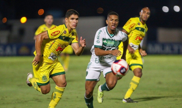 Muralha salva dois pênaltis e leva Mirassol à semifinal do Paulistão
